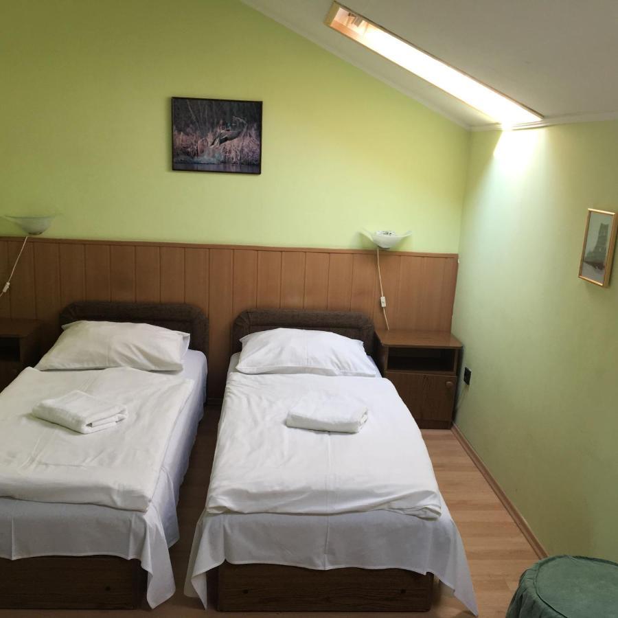 Muskatli Panzio Bed & Breakfast Gyor Bagian luar foto