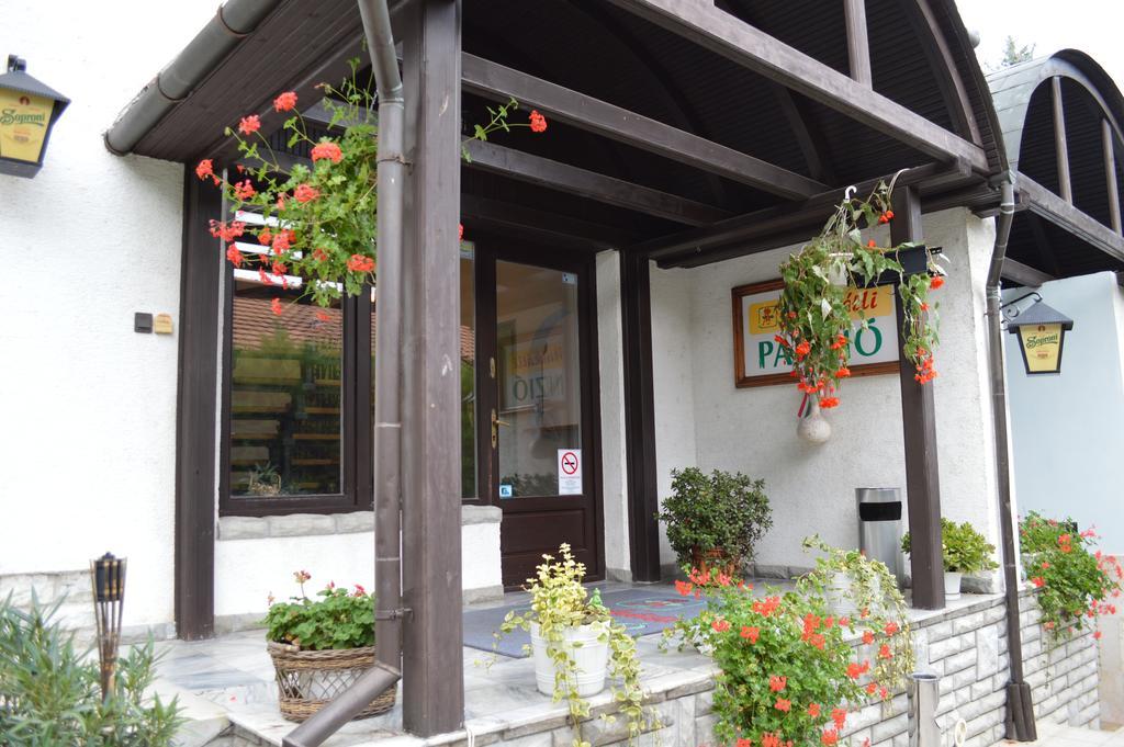 Muskatli Panzio Bed & Breakfast Gyor Bagian luar foto
