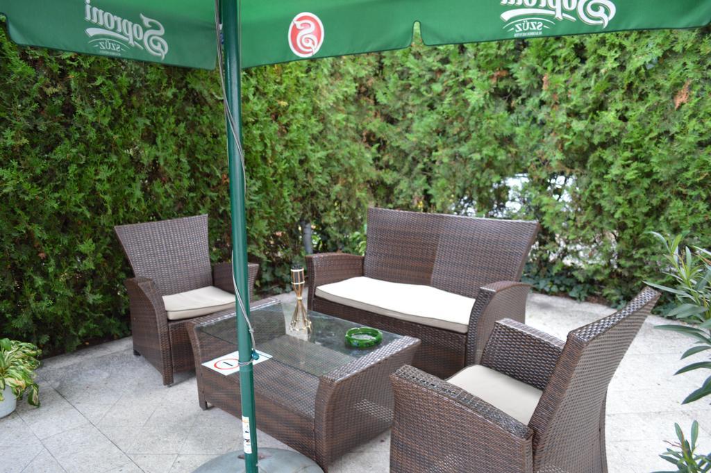 Muskatli Panzio Bed & Breakfast Gyor Bagian luar foto