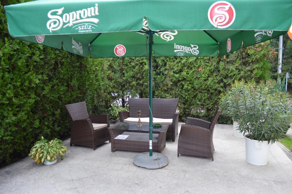 Muskatli Panzio Bed & Breakfast Gyor Bagian luar foto