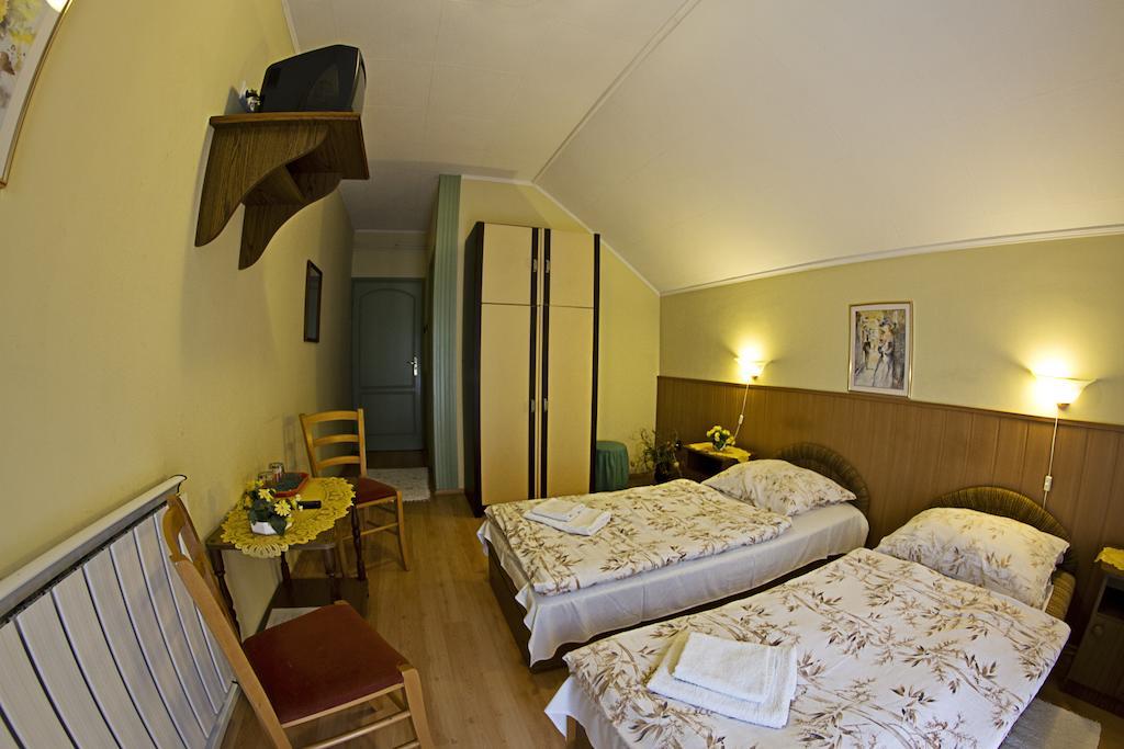 Muskatli Panzio Bed & Breakfast Gyor Ruang foto