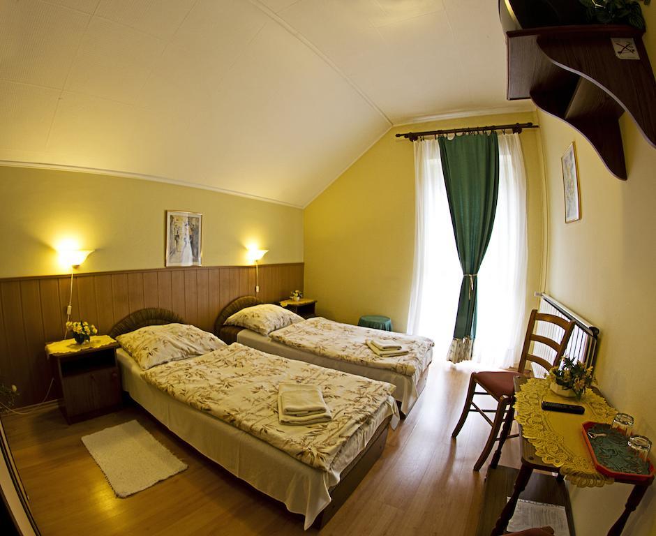 Muskatli Panzio Bed & Breakfast Gyor Ruang foto