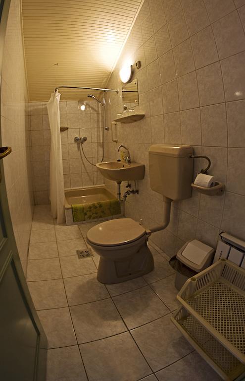 Muskatli Panzio Bed & Breakfast Gyor Ruang foto