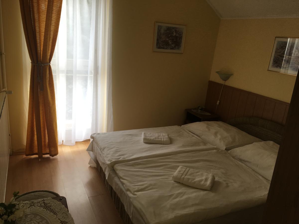 Muskatli Panzio Bed & Breakfast Gyor Bagian luar foto