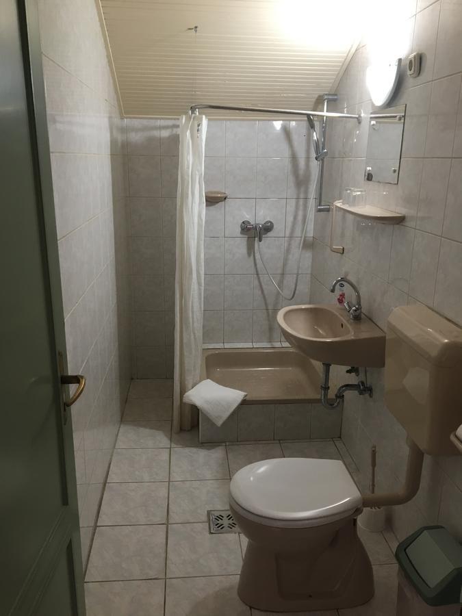 Muskatli Panzio Bed & Breakfast Gyor Bagian luar foto