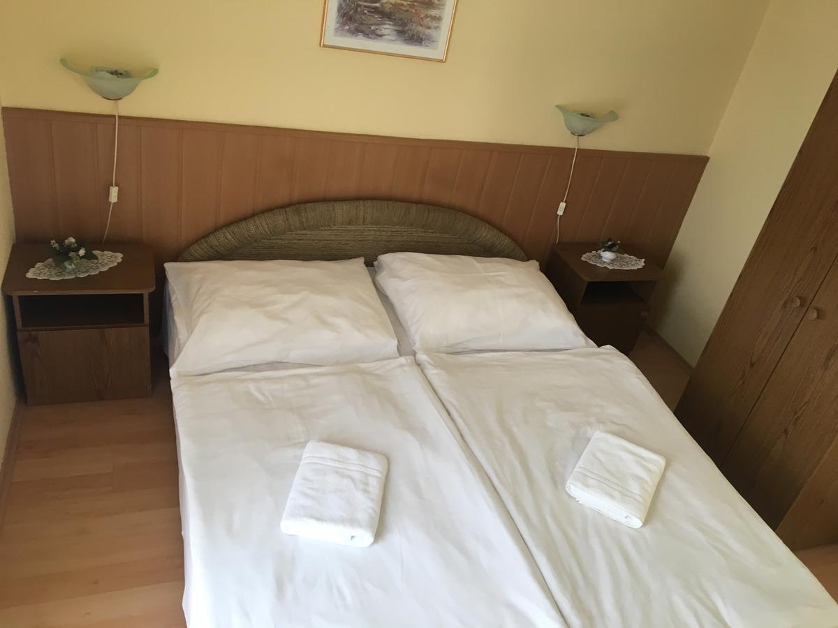 Muskatli Panzio Bed & Breakfast Gyor Bagian luar foto