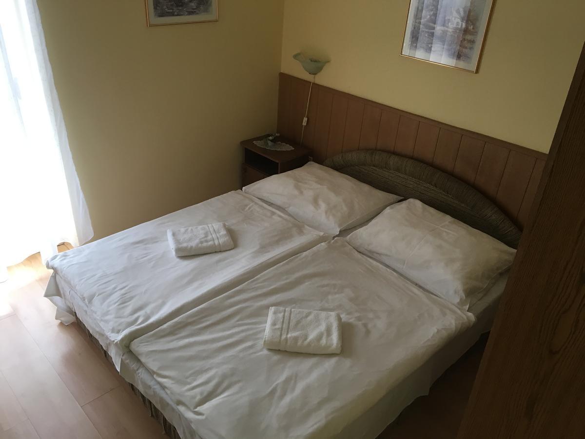 Muskatli Panzio Bed & Breakfast Gyor Bagian luar foto