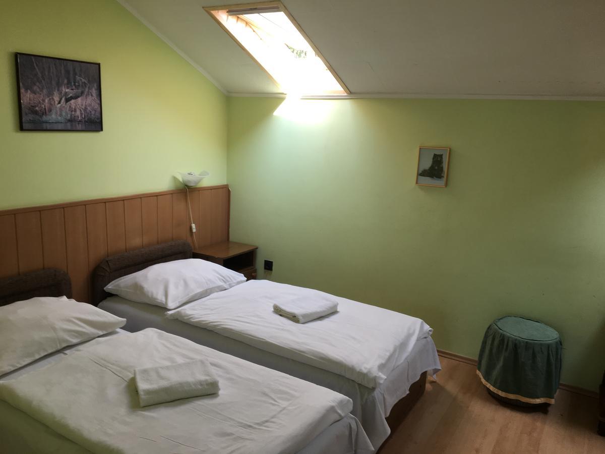 Muskatli Panzio Bed & Breakfast Gyor Bagian luar foto