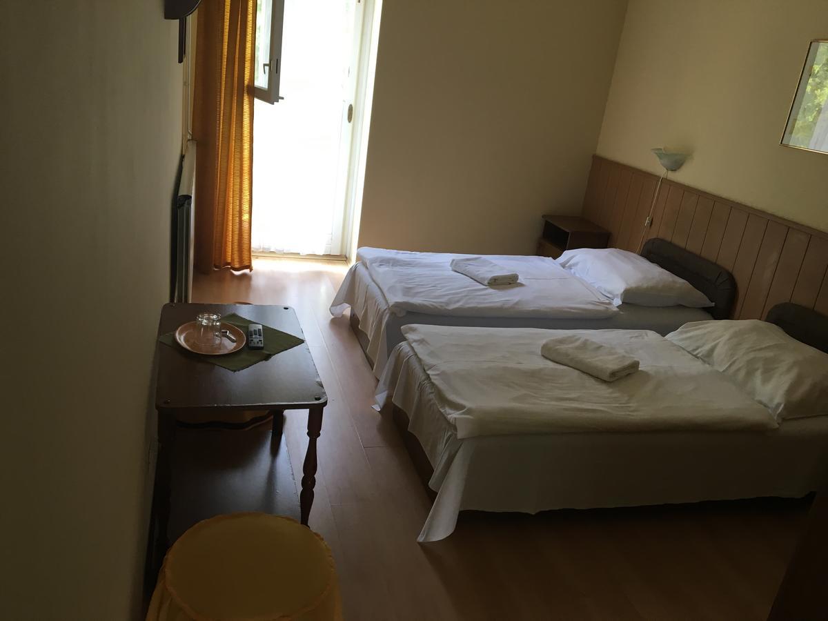 Muskatli Panzio Bed & Breakfast Gyor Bagian luar foto
